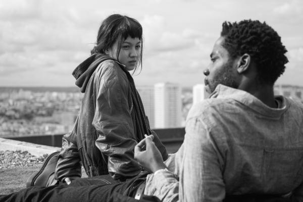 Bild 1 von 1: Émilie (Lucie Zhang, l.) und ihr beziehungsscheuer Mitbewohner Camille (Makita Samba, r.) führen eine Sexbeziehung, doch Émilie erhofft sich mehr.