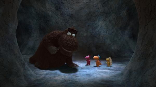 Bild 1 von 4: Als Kokosnuss, Matilda und Oskar auf den riesigen Balduin treffen, fällt ihnen ein Stein vom Herzen. Gemeinsam mit ihm haben sie weniger Angst in der Höhle.