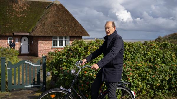 Bild 1 von 10: Kommissar Carl Sievers (Peter Heinrich Brix) kommt am Haus seiner toten Hypnotiseurin an. Das Haus von Josefa Peters liegt bestens, direkt am Watt und mit unverbaubarem Blick. Eine Aussicht an die man sich gewöhnen kann. Doch ist dieses Immobilien-Juwel das Motiv für einen Mord an der Eigentümerin?