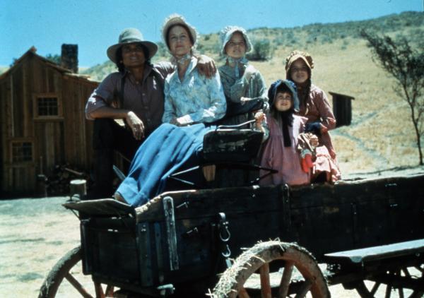 Bild 1 von 7: (v.l.n.r.) Charles Ingalls (Michael Landon); Caroline Ingalls (Karen Grassle); ); Mary Ingalls (Melissa Sue Anderson); Carrie Ingalls (Lindsay Sidney Greenbush); Laura Ingalls (Melissa Gilbert)