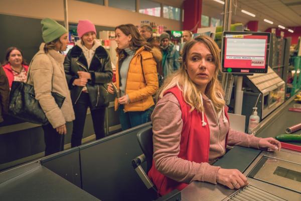 Bild 1 von 12: Michelle / Charlotte (Lilly Barshy, 3.v.l.); Stefanie Minrath (Alwara Höfels, r.)