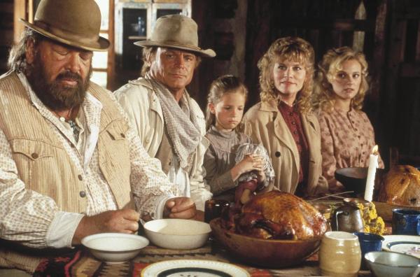 Bild 1 von 8: Travis (Terence Hill, 2.v.l.) und Moses (Bud Spencer, l.) gelingt es, das Weihnachtsfest mit ihrer Mutter zu feiern ...