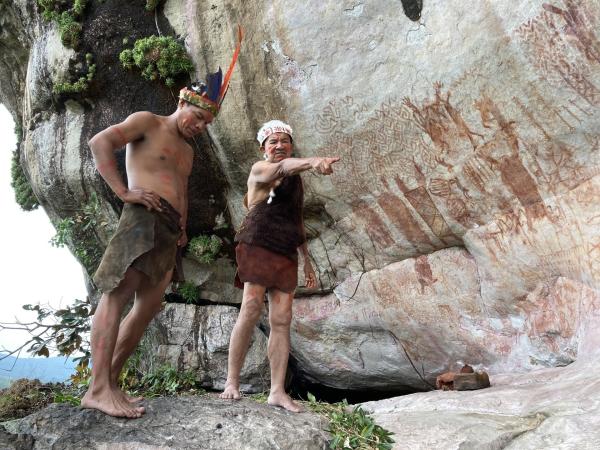 Bild 1 von 8: Im Süden Kolumbiens, in der Nähe von La Lindosa, befinden sich 50 Felswände, die dicht mit Darstellungen mythischer Wesen und heute ausgestorbener Tiere verziert sind.
