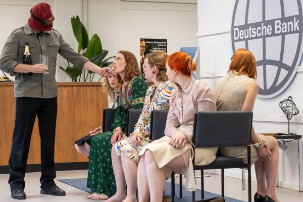 Bild 1 von 8: Zwischen Angst und Hoffnung: Mit Sekt und Zigaretten versuchen die Täter, die Geiseln zu beruhigen. Von links: Der Täter (Kevin Knobloch) und die Geiseln (Felina Zenner, Kathrin Bliemsrieder, Franziska Singer, Fanny Ulman und eine Komparsin).