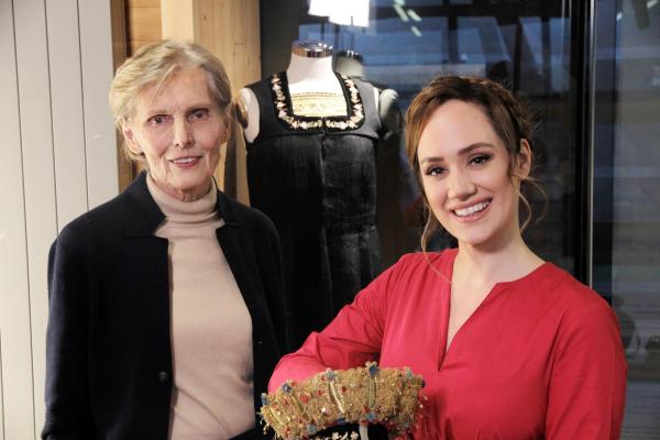 Bild 1 von 3: Im Bild: Sasa Schwarzjirg in der Juppenwerkstatt mit Martina Maetzler.