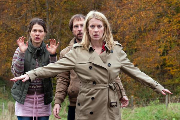 Bild 1 von 3: Schützend stellt sich Sophie (Caroline Peters) vor ihre Mitarbeiter Bärbel Schmied (Meike Droste, l) und Dietmar Schäffer (Bjarne Mädel).