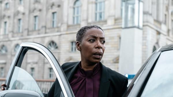 Bild 1 von 6: Die Interpolagentin Angela Brickmann (Noma Dumezweni) leitet die Ermittlungen im Fall einer Reihe von Autobombenattentaten in Berlin, die im Zusammenhang mit Matts Notlage stehen.