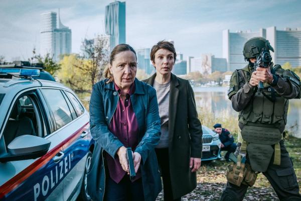 Bild 1 von 24: Im Bild: Susi Stach (Irene Radek), Julia Koschitz (Karla Eckardt).