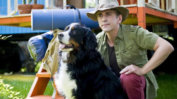 Bild 1 von 10: Fritz (Guido Hammesfahr) und Keks entdecken im Bauwagen-Garten einen seltsamen Gast.