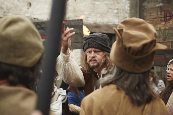 Bild 1 von 6: Max Giermann als protestierender Bürger im Mittelallter.