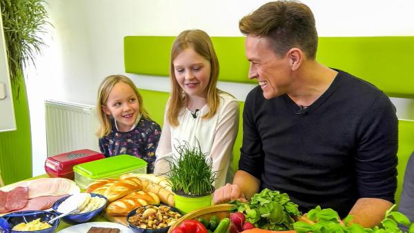 Bild 1 von 11: Im Bild: Robert bereitet mit einer Gruppe von Kindern gemeinsam ihre Jausen zu.