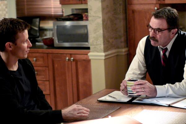 Bild 1 von 16: Weil bei einer Verfolgungsjagd ein Gangmitglied stirbt, hat Jamie (Will Estes, l.) zu Franks (Tom Selleck, r.) Missfallen nun ein Verfahren wegen Fahrlässigkeit am Hals ...