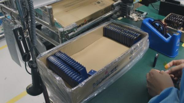 Bild 1 von 2: Potenzielle Gefahrenquelle: An Bord der Maschinen befanden sich Lithiumbatterien. Eine Fracht, die schon früher zu Bränden und Flugzeugabstürzen geführt hat.