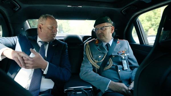 Bild 1 von 1: Der deutsche Botschafter in den USA, Jens Hanefeld, wird vom Militärattaché der deutschen Botschaft in Washington zu einem Termin im Pentagon begleitet.