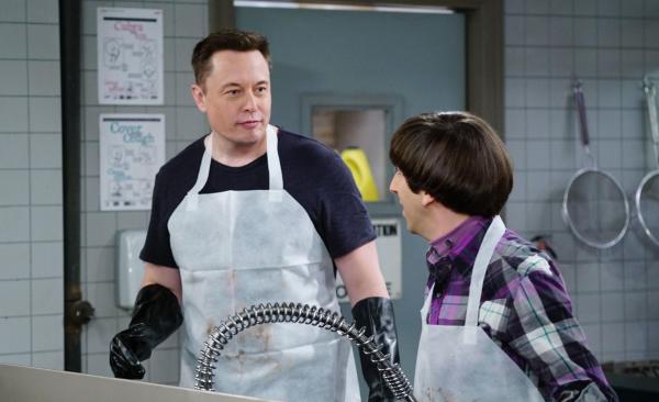Bild 1 von 14: In der Suppenküche trifft Howard (Simon Helberg, r.) auf Elon Musk (Elon Musk, l.). Ein ganz besonderer Moment für ihn ...