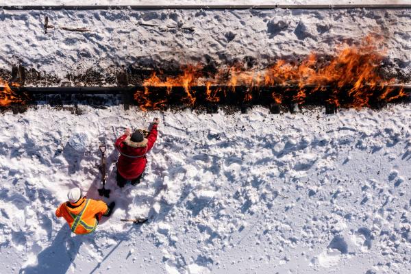 Bild 1 von 4: Ungewöhnliche Maßnahmen: Durch die extreme Kälte können sich die Schienen verziehen. Dann hilft nur noch Erhitzen durch Feuer.