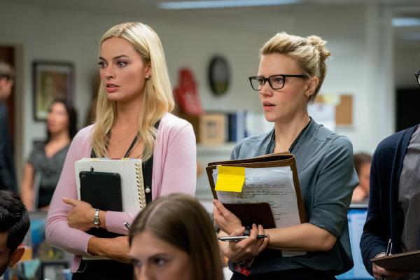 Bild 1 von 12: Der Alltag bei Fox News gibt der Newcomerin Kayla Pospisil (Margot Robbie, l.) und ihrer Kollegin und Freundin Jess Carr (Kate McKinnon, r.) immer wieder Anlass zum Staunen.