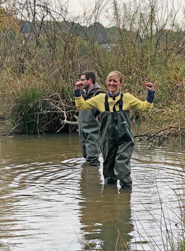 Bild 1 von 3: Anna Lena Dörr auf der Spur des Bibers.