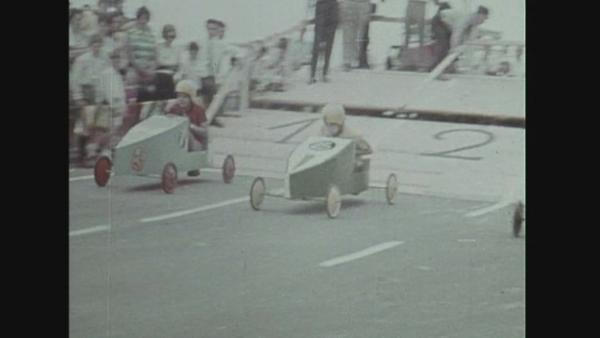 Bild 1 von 10: Bergab und mit Rückenwind erreichten Seifenkisten Geschwindigkeiten von 50 bis 60 km/h.