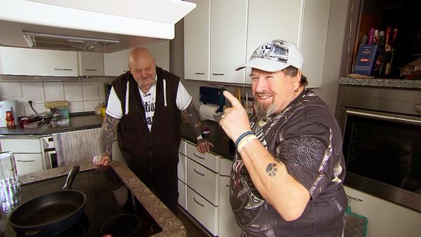 Bild 1 von 2: In Gelsenkirchen-Ückendorf hält Willy (62, re.) unterdessen weiter Diät. Seit seine Frau Tanja in der psychiatrischen Klinik ist, verzichtet der Rentner auf Kohlenhydrate. In zwei Wochen hat er dadurch fast zwölf Kilo abgenommen.