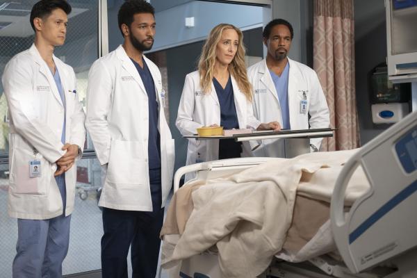 Bild 1 von 14: (v.l.n.r.) Dr. Benson Kwan (Harry Shum jr.); Dr. Winston Ndugu (Anthony Hill); Dr. Teddy Altman (Kim Raver); Dr. Ben Warren (Jason George)