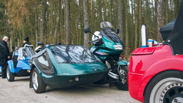 Bild 1 von 9: Eine Yamaha Diversion 900 mit Beiwagen in einer Reihe historischer Motorradgespanne.