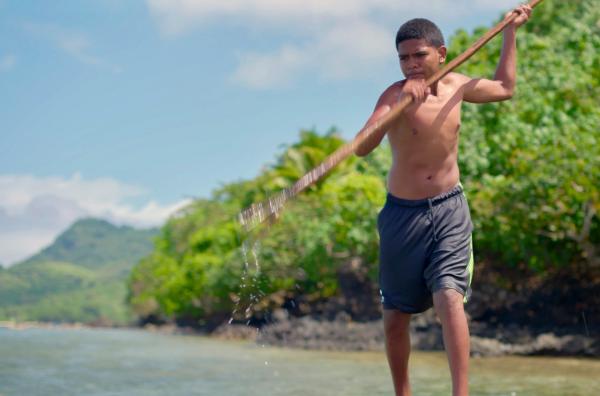 Bild 1 von 1: Der 16-jährige Sisa fischt am Strand.