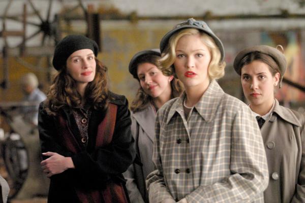Bild 1 von 3: Katherine (Julia Roberts, l.) hat eine Überraschung für ihre Studentinnen organisiert, die mit einem direkten Arbeitsauftrag an Joan (Julia Stiles, 2.v.r.) und zwei ihrer Kommilitoninnen (Daisy Baldwin, 2.v.l.) und (Annika Marks, r.) verbunden ist.