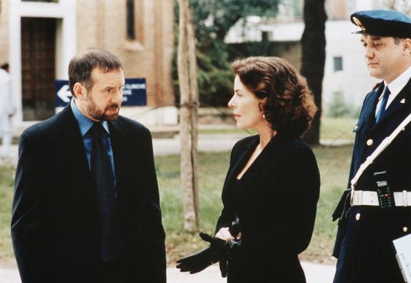 Bild 1 von 6: Commissario Brunetti (Joachim Król, links) und sein Assistent Vianello (Karl Fischer) suchen den Mörder von Franca Trevisans (Gudrun Landgrebe) Mann.