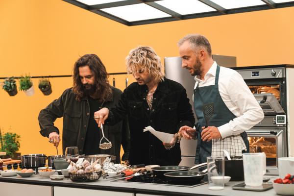 Bild 1 von 5: Jan Böhmermann (r.) mit Tom (l.) und Bill Kaulitz (l.) in der Sendung \