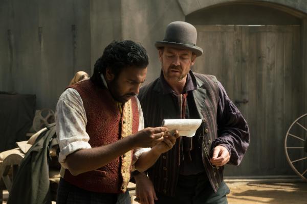 Bild 1 von 4: Emery Staines (Himesh Patel, l.); Francis Carver (Marton Csokas, r.)