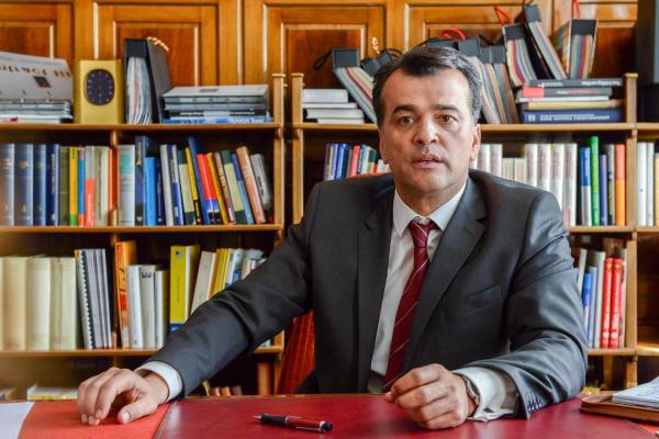 Bild 1 von 32: Im Bild: Viktor Perschawa (Michael Masula), der Anwalt des Wendler-Konzerns, spielt eine zwielichtige Rolle.