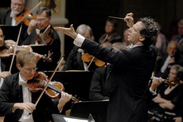 Bild 1 von 2: Die Messa da Requiem gehört zu den eindrucksvollsten und zugleich populärsten Werken Giuseppe Verdis. Niemand kann sich dieser gewaltigen Auseinandersetzung mit den letzten Fragen des Menschseins entziehen. Das Werk ist auch eine Bilanz des eigenen Lebens mit eindringlichen Fragestellungen. Zugleich vermittelt Verdis Requiem tiefe Emotionen, Impulse und die Seele reinigende Erschütterungen. Dabei ist es an keiner Stelle larmoyant, sondern zeichnet sich durch eine geradezu suggestive Dynamik aus.  Uraufgeführt wurde Verdis Requiem am 22. Mai 1874 in Mailand und gehört seitdem zum Repertoire in allen Konzertsälen der Welt. Angeregt wurde Verdi zur Komposition dieser \