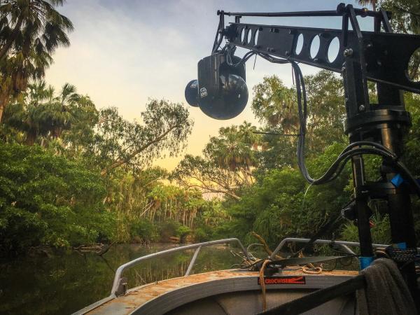 Bild 1 von 15: Ein Kamerakran am Roper River in Australien. Hier sollen Aufnahmen von Flughunden entstehen.