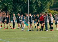 Kicken wie ein Mädchen