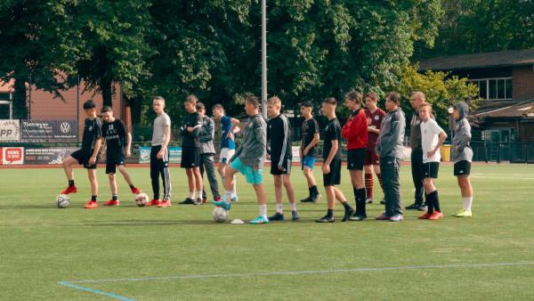 Bild 1 von 2: Allein unter Jungs: Torhüterin Liv im Fußballverein BV Rentfort.