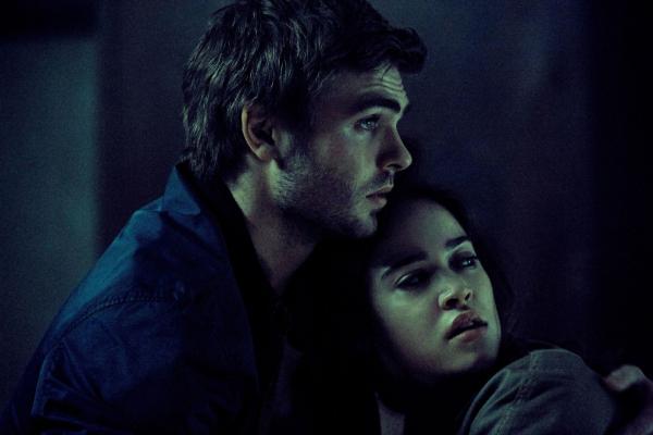 Bild 1 von 11: Holt (Alex Roe, l.); Julia (Matilda Lutz, r.)