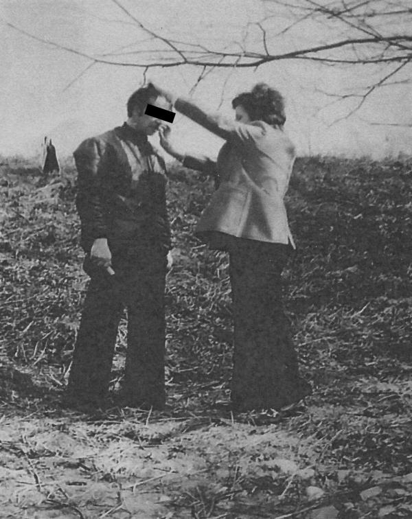 Bild 1 von 6: Mordermittler stellen die Tat nach.