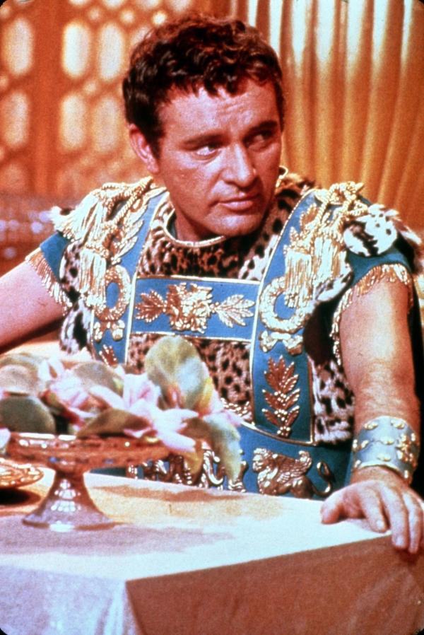 Bild 1 von 7: Markus Antonius (Richard Burton) erhält schlechte Nachrichten - aus Rom naht eine gewaltige Streitmacht unter seinem Rivalen Octavian ...