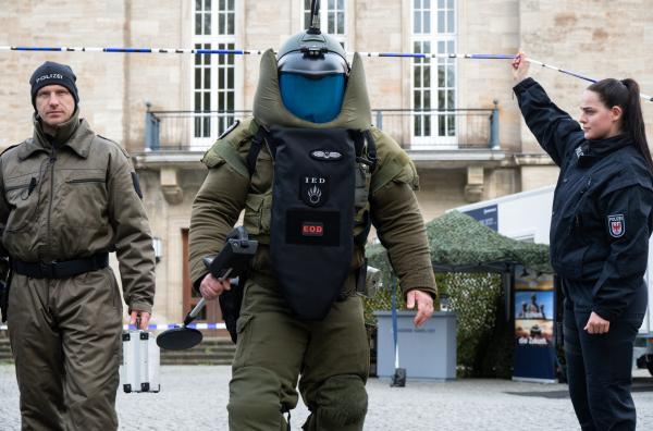 Bild 1 von 6: In Potsdam ist Bombenalarm! Unter Hochdruck suchen die Kommissarinnen nach der Bombe. Denn der Attentäter hat ihnen ein ominöses Rätsel geschickt, das sie nun lösen müssen, um die Bombe rechtzeitig zu finden. (Komparsen im Bild)