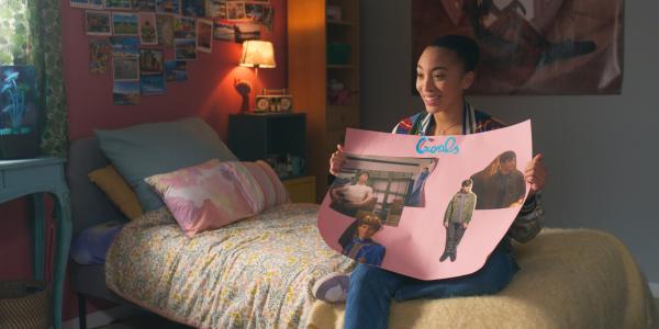 Bild 1 von 3: Cece (Hailey  Romain) hat ein Plakat erstellt, um für sich herauszufinden, für wen sie sich entscheiden soll. Benoit oder Adrian?© ZDF/2023 Cottonwood Media/ZDF Studios/ Opéra National de Paris - Honorarfreie Verwendung gemäß AGB im engen inhaltlichen redaktionellen Zusammenhang mit genannter Sendung bei Nennung \