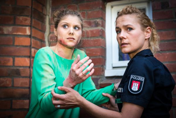Bild 1 von 9: Franzi (Rhea Harder-Vennewald, r.) hilft Valerie Politz (Stephanie Lexer, l.), die gerade Opfer eines Sprengstoffanschlages wurde.