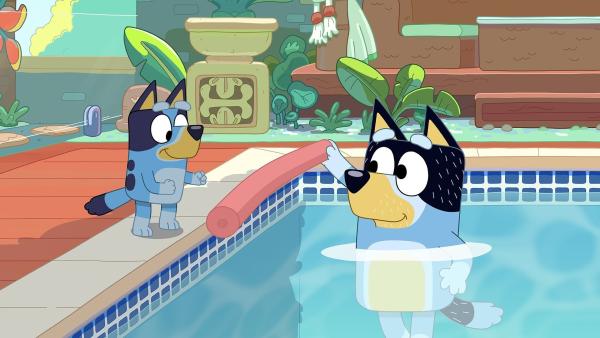 Bild 1 von 3: Bluey und ihr Vater packen die Sachen für den Schwimmbadbesuch ein. Dabei ziehen sie Mama auf, weil sie immer so bedacht darauf ist, ja nichts zu vergessen. Doch als sie beim Schwimmbad ankommen, stellen sie fest, dass ein wenig Planung doch nicht schlecht ist.