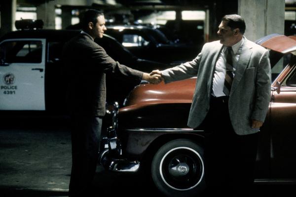Bild 1 von 13: Die Detectives Bud White (Russell Crowe, l.) und Dick Stensland (Graham Beckel, r.) sind Partner beim LAPD.