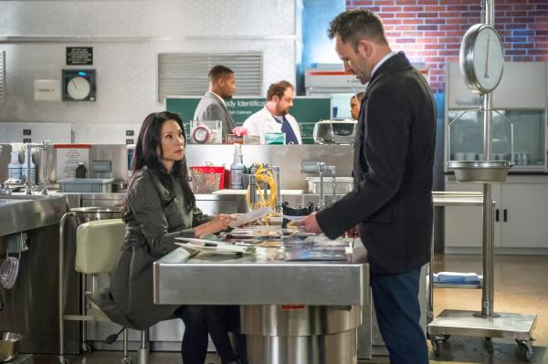 Bild 1 von 15: Immer wieder kommt es zu Spannungen zwischen Watson (Lucy Liu, l.) und Holmes (Jonny Lee Miller, r.). Schuld daran ist Mycroft, für den Watson immer noch Gefühle hegt. Und obwohl sie nun nicht mehr mit ihm zusammenkommen wird, will sie dennoch bei Sherlock ausziehen - was dieser gar nicht gut aufnimmt ...