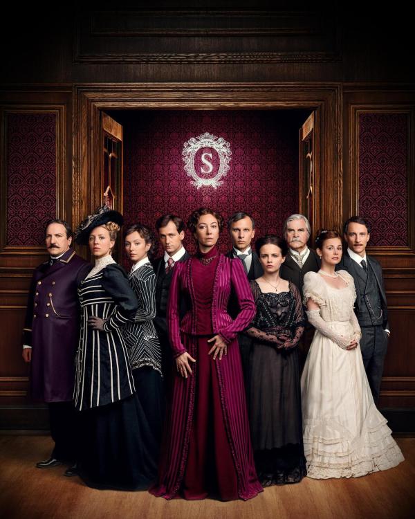 Bild 1 von 2: Im Bild: (v.li.n.re.) Robert Palfrader (Portier Mayr), Nina Proll (Katharina Schratt), Julia Koschitz (Martha Aderhold), Florian Stetter (Maximilian Aderhold), Ursula Strauss (Anna Sacher), Robert Stadlober (Lechner), Jasna Fritzi Bauer (Marie), Peter Simonischek (Peter von Traunstein), Josefine Preuß (Constanze von Traunstein), Laurence Rupp (Hans-Georg von Traunstein),.