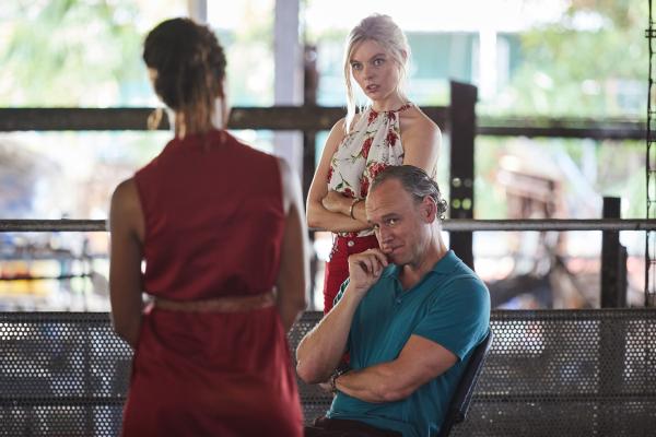 Bild 1 von 3: Die Affäre zwischen der Assistentin Tabatha (Nell Hudson, 2.v.r.) und dem Geschäftsführer Aaron McCormack (Elliot Cowan, r.) kommt durch die Befragung von DS Madeleine Dumas (Aude Legastelois, l.) ans Licht.