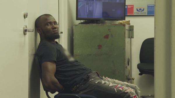 Bild 1 von 4: Ein Reisender sitzt sichtlich verzweifelt im Sicherheitsbereich, nachdem ihm wegen fehlender Visa der Weiterflug verweigert wurde.