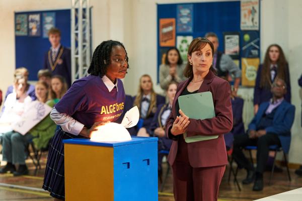 Bild 1 von 9: Leah (Jodie Campbell, l.) will im Mathematik-Wettbewerb unbedingt punkten. Die Lehrerin Sharon Hail (Natalie Cassidy, r.) will jedoch verhindern, dass die Eliteschüler von St. Gilbert?s gewinnen.