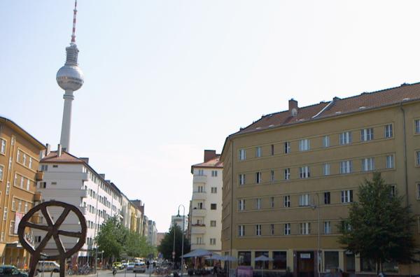 Bild 1 von 2: In seinem Roman ?Emil und die Detektive? (1929) beschreibt Erich Kästner ein Berlin, das von Gerechtigkeit und gegenseitigem Respekt geprägt ist. Die Helden sind eine Kinderbande, die auf den Straßen der Hauptstadt einen Dieb verfolgt.
